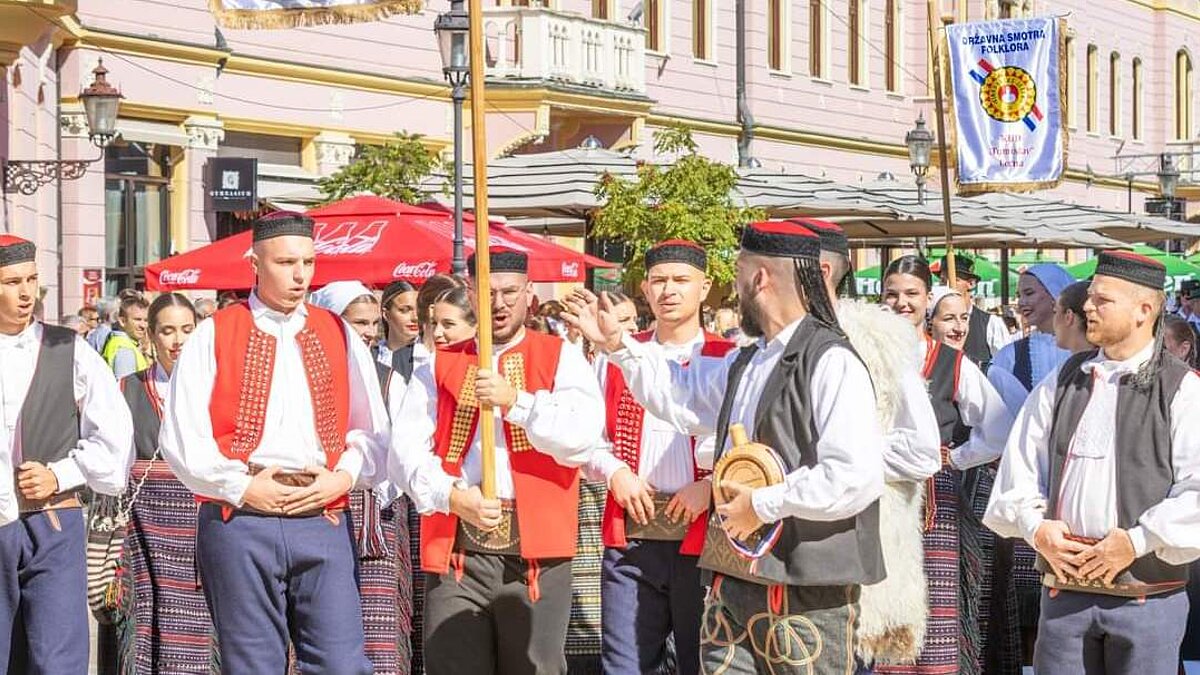 Folkloraši na Vinkovačkim jesenima